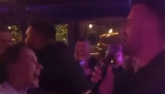 POBEDNIK ZVEZDA GRANDA PRVI PUT SA ŽENOM U JAVNOSTI Peva joj emotivne stihove, a ona skače od sreće: Ti si moja prva ljubav