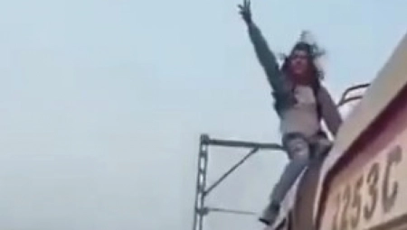 DA LI JE MOGUĆE DA JE OVO URADIO? Mladić pozirao za selfi na vagonu u pokretu, a onda se desio horor! (VIDEO)