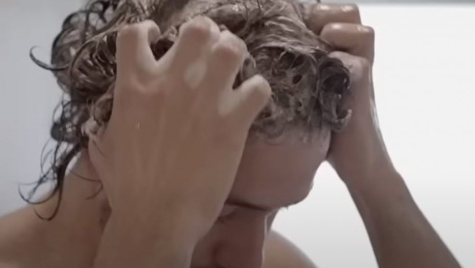 SPAVAO JE U VLAŽNOM PODRUMU TRI DANA Onda je u kosi pronašao nešto jezivo, mislio je da je parazit! (FOTO)