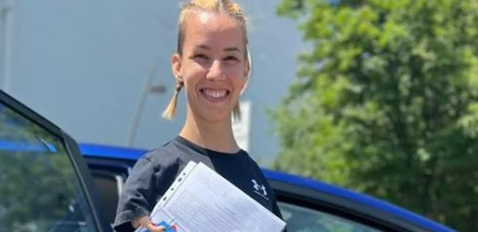 OD DANAS VOZIM NOGAMA Devojka sa krilima položila vozački ispit, objavila sliku iz automobila