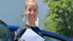 OD DANAS VOZIM NOGAMA Devojka sa krilima položila vozački ispit, objavila sliku iz automobila