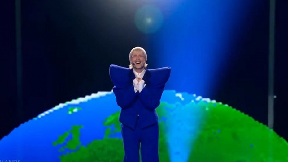 PRVI SNIMAK PREDSTAVNIKA HOLANDIJE NAKON SKANDALA Drži slušalice na ušima i okružen obezbeđenjem, izgovorio samo dve reči