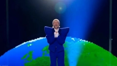 PRVI SNIMAK PREDSTAVNIKA HOLANDIJE NAKON SKANDALA Drži slušalice na ušima i okružen obezbeđenjem, izgovorio samo dve reči