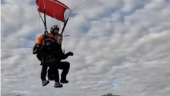 NEUSTRAŠIVI BLAŠKE IMA 106 GODINA I SKAČE PADOBRANOM KAO MLADIĆ Ušao u Ginisovu knjigu i ostvario svoj san! (VIDEO)