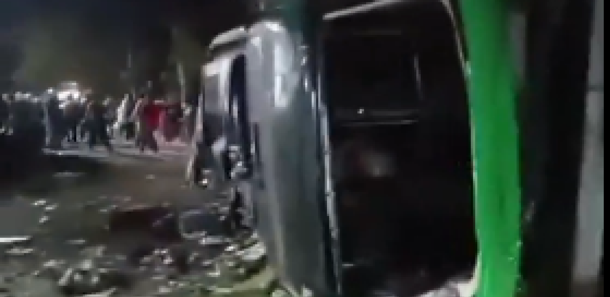 IMA MRTVIH Teška nesreća, prevrnuo se autobus (FOTO)