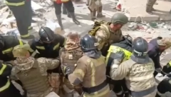 DRAMATIČNA AKCIJA SPASAVANJA U BELGORODU  Stariji muškarac i žena izvučeni ispod ruševina, potraga za preživelima se nastavlja (VIDEO)