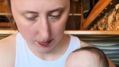 URNEBESAN SNIMAK IMA 2,5 MILIONA PREGLEDA Pogledajte šta beba radi dok mama pokušava da jede