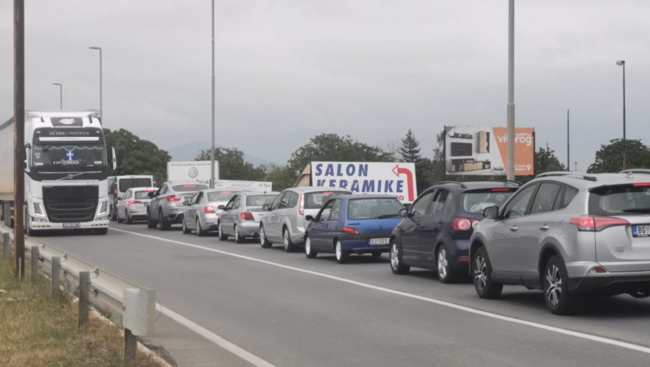 GROM NAPRAVIO HAOS KOD POŽEGE! Udario u u stub dalekovoda, kablovi se obrušili na kolovoz, saobraćaj POTPUNO PARALISAN! (VIDEO)