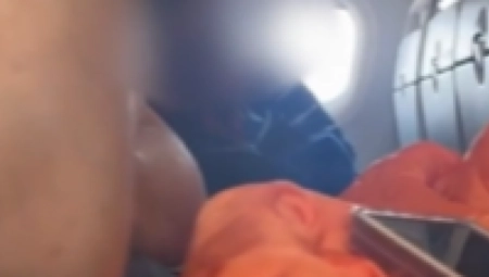 "SRAMOTA, I DECA SU GLEDALA" Par imao INTIMNI ODNOS usred PUNOG AVIONA (VIDEO)