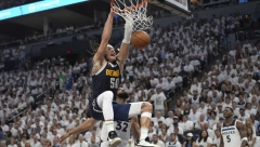 KAD MOŽE NIKOLA... Dok je Gordon govorio u salu je ušetao Jokić, a onda je nastao haos
