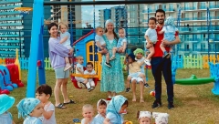 UDALA SE ZA 32 GODINE STARIJEG KRIMINALCA Imaju 22 dece, a planiraju da doguraju do 100! (FOTO/VIDEO)
