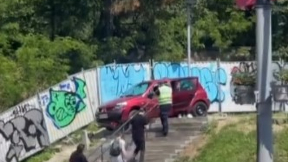 NESVAKIDAŠNJA SCENA U BEOGRADU, JEDAN OD VOZAČA NAŠAO PREČICU PO PEŠAČKOJ ZONI! Saobraćajci se gledaju i NE VERUJU! (VIDEO)