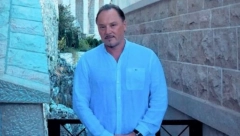 KNEZ TAGOVAO SVETOG VASILIJA NA INSTAGRAMU Pevač pozirao ispred Ostroga, pa napravio ove dve fatalne greške i postao predmet ismevanja