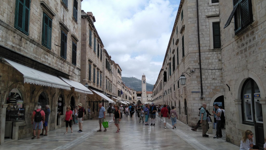 CENE NA HVARU I U PREDSEZONI PAPRENE: Kugla sladoleda preko 400 RSD, kafa gotovo 600, a za ležaljke traže kao u San Marinu