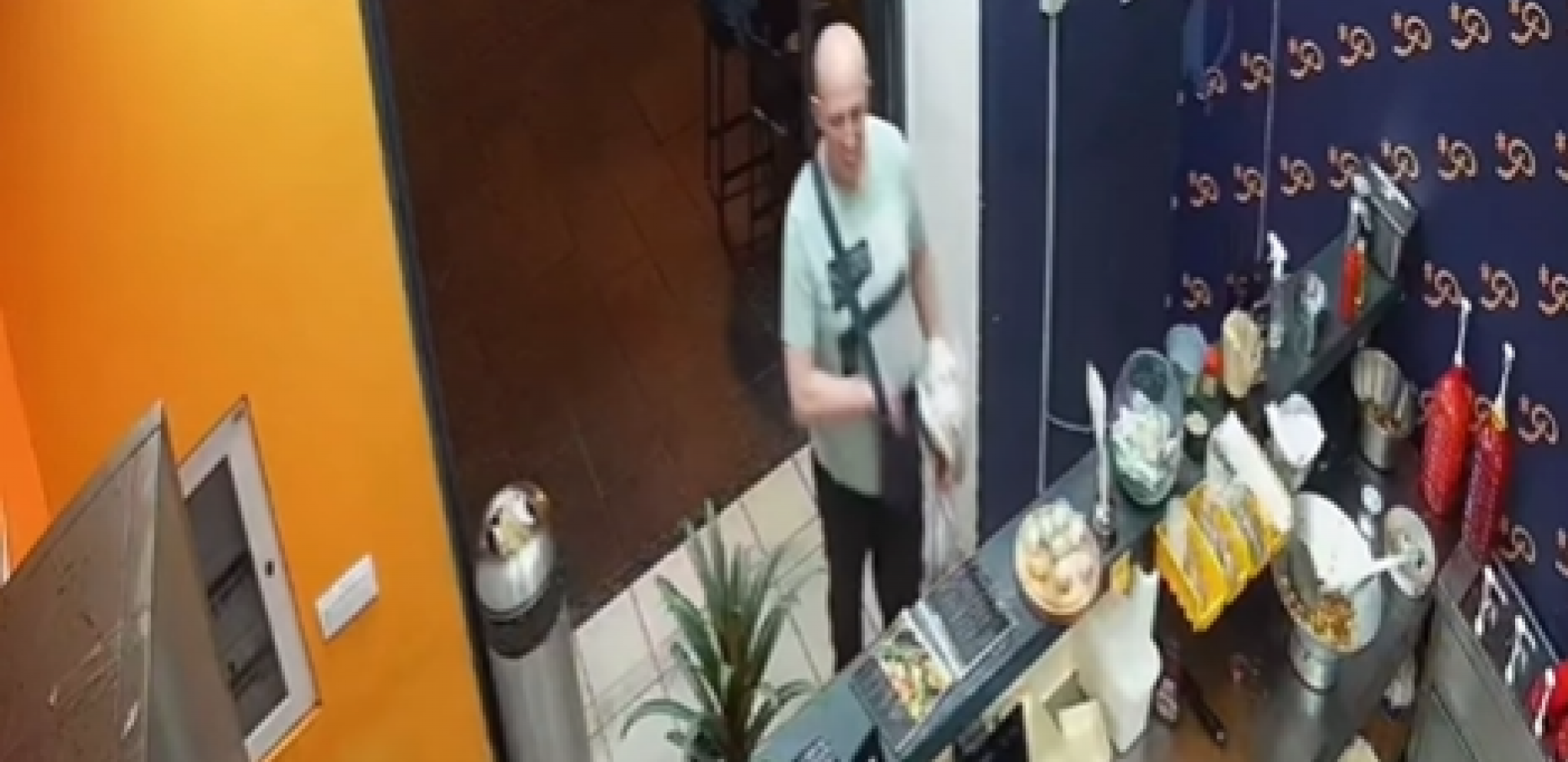 UŠAO U LOKAL, ZGRABIO PARE I BEŽANIJA! Drama u centru Beograda: Kamere uhvatile LOPOVA u krađi! (VIDEO)