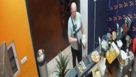 UŠAO U LOKAL, ZGRABIO PARE I BEŽANIJA! Drama u centru Beograda: Kamere uhvatile LOPOVA u krađi! (VIDEO)