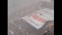 VETAR OBORIO OGROMAN BILBORD, OSMORO LJUDI POGINULO! Strahuje se da ih ima JOŠ ispod smrskane konstrukcije! (VIDEO)