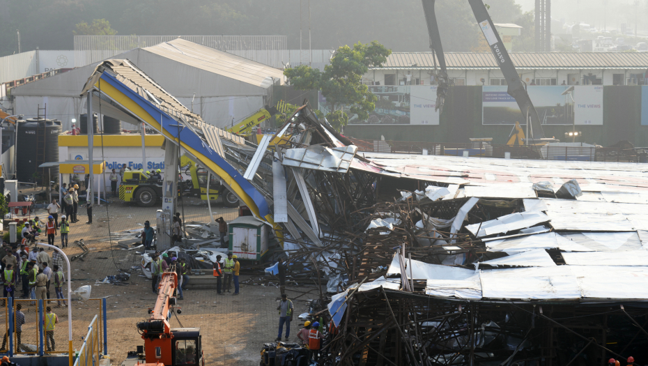 BILBORD SE SRUŠIO, RASTE BROJ MRTVIH Jeziva nesreća, povređeno 74 osobe (FOTO)