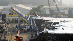 BILBORD SE SRUŠIO, RASTE BROJ MRTVIH Jeziva nesreća, povređeno 74 osobe (FOTO)