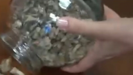 RENOVIRALI ZGRADU, PA NAIŠLI NA NEVEROVATNO OTKRIĆE Udarili čekićem u zid, pa ostali u šoku!(VIDEO)