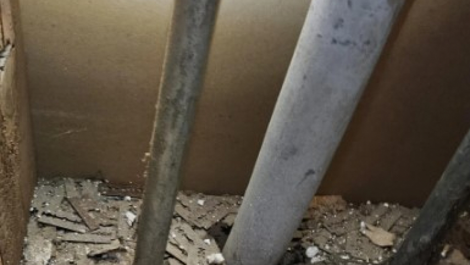 MUŠKARAC U ZIDU TOALETA NAIŠAO NA BIZARNO OTKRIĆE Fotografija izaziva jezu, korisnici društvenih mreža zabrinuti!