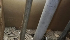 MUŠKARAC U ZIDU TOALETA NAIŠAO NA BIZARNO OTKRIĆE Fotografija izaziva jezu, korisnici društvenih mreža zabrinuti!