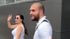 BEBA LIČI NA RAŽNATOVIĆE! Ceca i Veljko nasmejani napustili porodilište, ponosan tata uzviknuo samo jedno!