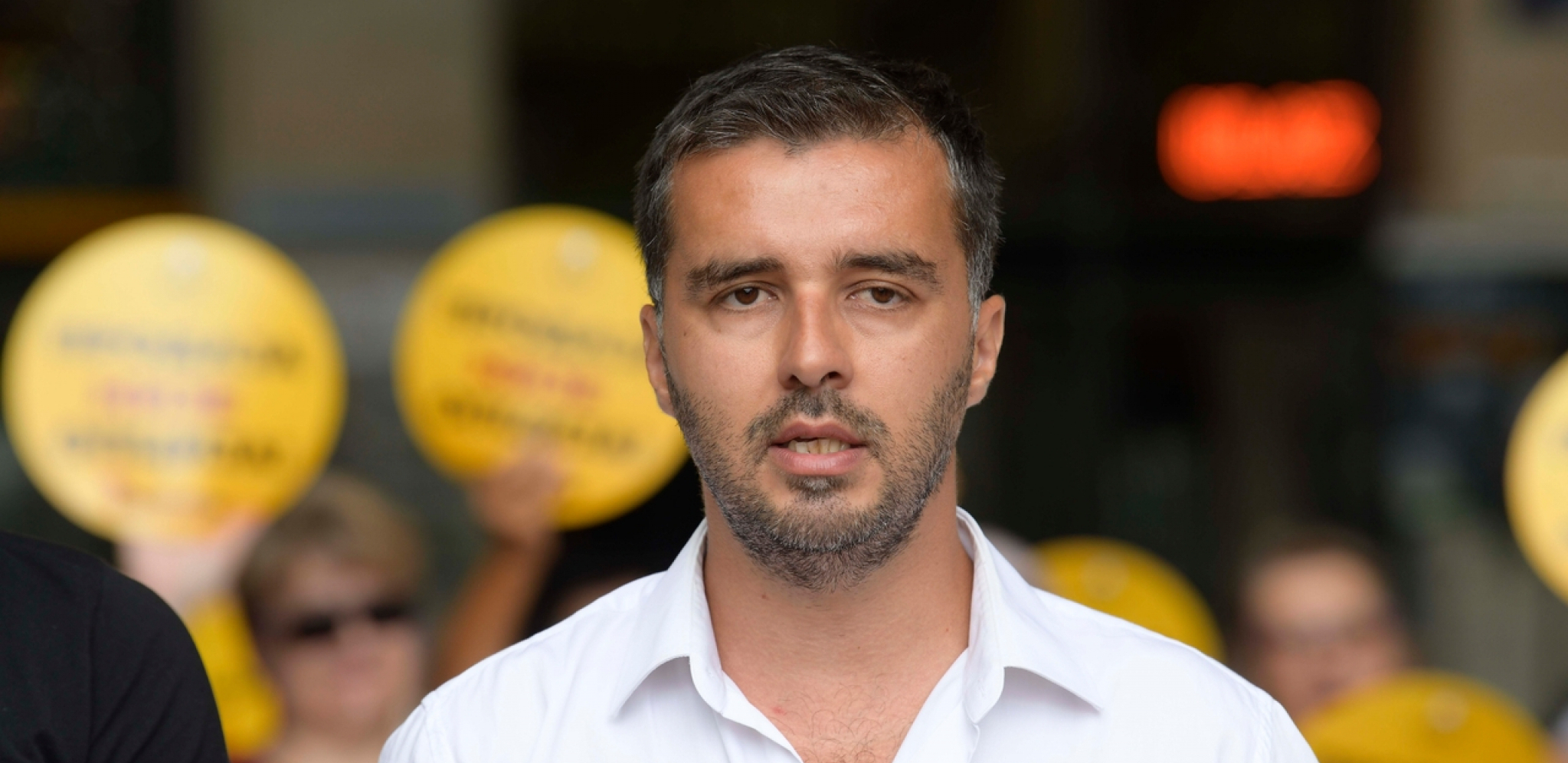 KO NE RADI, NE BOJI SE GLADI Jeste li znali da Savo Manojlović prima platu od državnog instituta, a radno vreme je na TV-u i protestima?