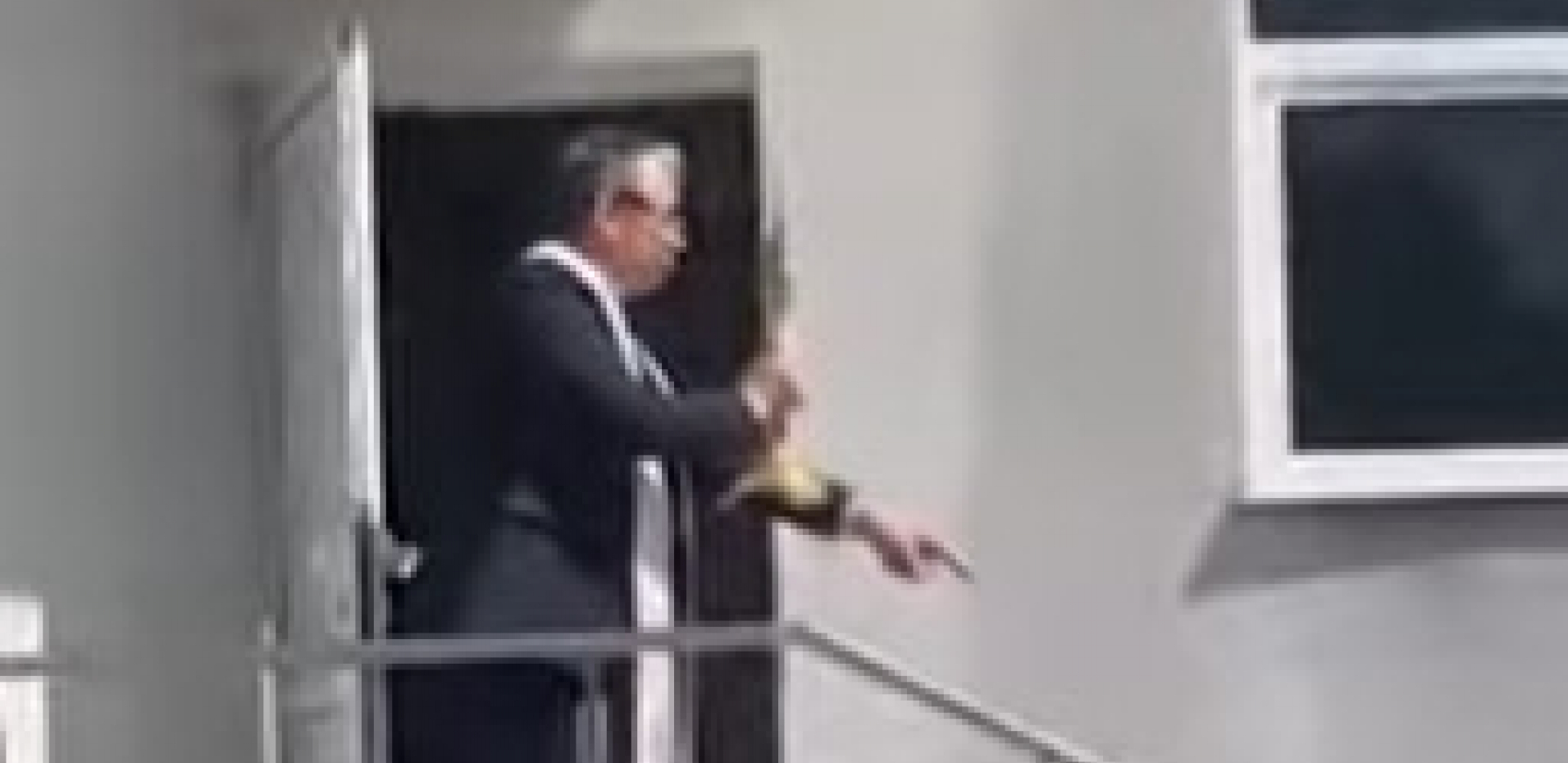SVEŠTENIK ''UHAPSIO'' VERNIKA ,,Lezi na zemlju u ime Hrista'' kamera snimila bizarnu scenu! (VIDEO)