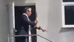 SVEŠTENIK ''UHAPSIO'' VERNIKA ,,Lezi na zemlju u ime Hrista'' kamera snimila bizarnu scenu! (VIDEO)