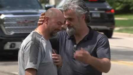 NAJTUŽNIJI PRIZOR NA MESTU GDE JE STRADAO SRBIN IZ ČIKAGA Markov otac slomljen od bola ljubi fotografiju stradalog sina (VIDEO)