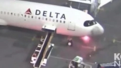 UŽAS NA AERODROMU! Zapalio se AVION, uspaničeni putnici hodaju po krilu (VIDEO)