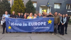 Nacionale: Muškarci koji su u zgradi Opštine Leposavić koristili kokain na fotografiji sa Vokrijem i Radomirovićem