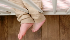 BEBA DOPUZALA DO TELEVIZORA, PA STAVILA ELEKTRIČNI KABL USTA! Roditelji su samo čuli kad je PUKLO - kad su dotrčali SLEDILI SU SE!