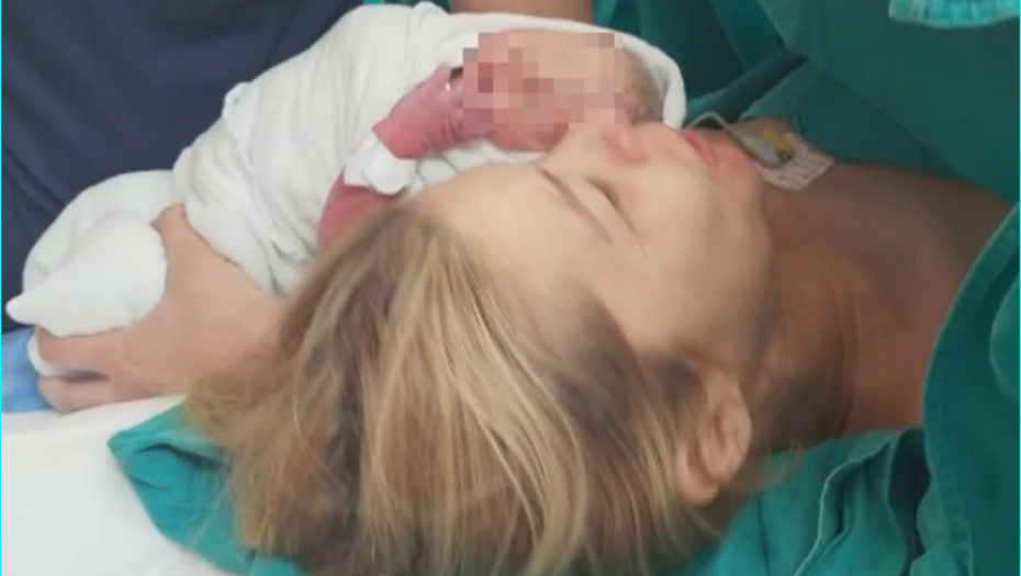 PORODILA SE NAŠA PEVAČICA U PETOJ DECENIJI Rodila četvrto dete, evo kog pola je beba!