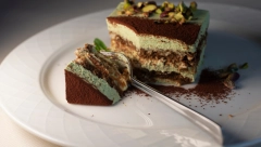 TIRAMISU SA MALINAMA I PISTAĆIMA Još bolji od onog klasičnog, zato najbolje odmah stavite duplu meru