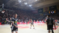 ZVIŽDUCI I PESMA Izlazak igrača Zvezde i Partizana na teren prošao bez incidenata (VIDEO)