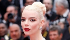 HALJINA KAO IZ BAJKE Anja Tejlor Džoj dominirala crvenim tepihom Kanskog festivala, iskopirala stil Merilin Monro