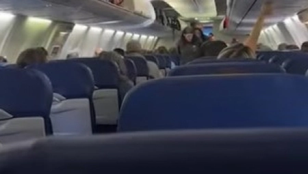 STJUARDESA ZANEMELA OD ŠOKA Kada je videla šta se nalazi u delu za ručni prtljag, nije mogla da veruje! (VIDEO)