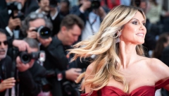 NAJLEPŠE HALJINE NA KANSKOM FESTIVALU Izdvajamo 4 modela koja su napravila apsolutnu pometnju, pogledajte samo Naomi Kempbel!