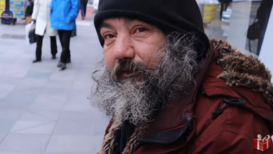NIKO NIJE MOGAO DA GA PREPOZNA Frizer beskućniku promenio lični opis za manje od pola sata, neverovatna transformacija (VIDEO)