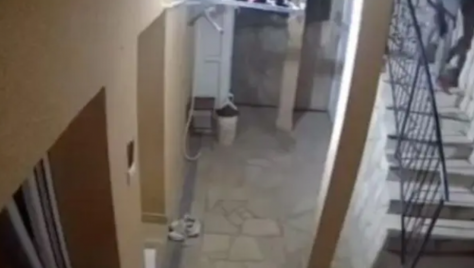 AKO PREPOZNATE OVOG MUŠKARCA, POZOVITE POLICIJU! Beograđani u strahu zbog snimka iz Žarkova (VIDEO)