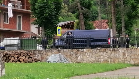 POČELO OPELO U PORTI CRKVE Rođaci se u selu Zlot opraštaju od Svetlane