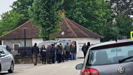 SAHRANJENA SVETLANA DRAGIJEVIĆ IZ ZLOTA UZ JAKE POLICIJSKE SNAGE Počiva kraj sina, a pokopu prisustvovao i njen suprug Radoslav! (FOTO)