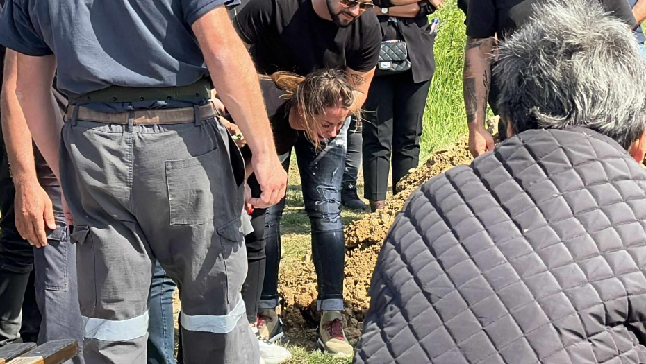 SAHRANJEN MUŽ NAŠE PEVAČICE Ona ne može da stoji na nogama, drže je da ne padne