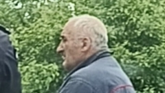 EVO KAKO SADA IZGLEDA OTAC GLAVNOOSUMNJIČENOG ZA UBISTVO DANKE ILIĆ Rade prisustvovao Svetlaninoj sahrani i zapalio sveću! (FOTO)