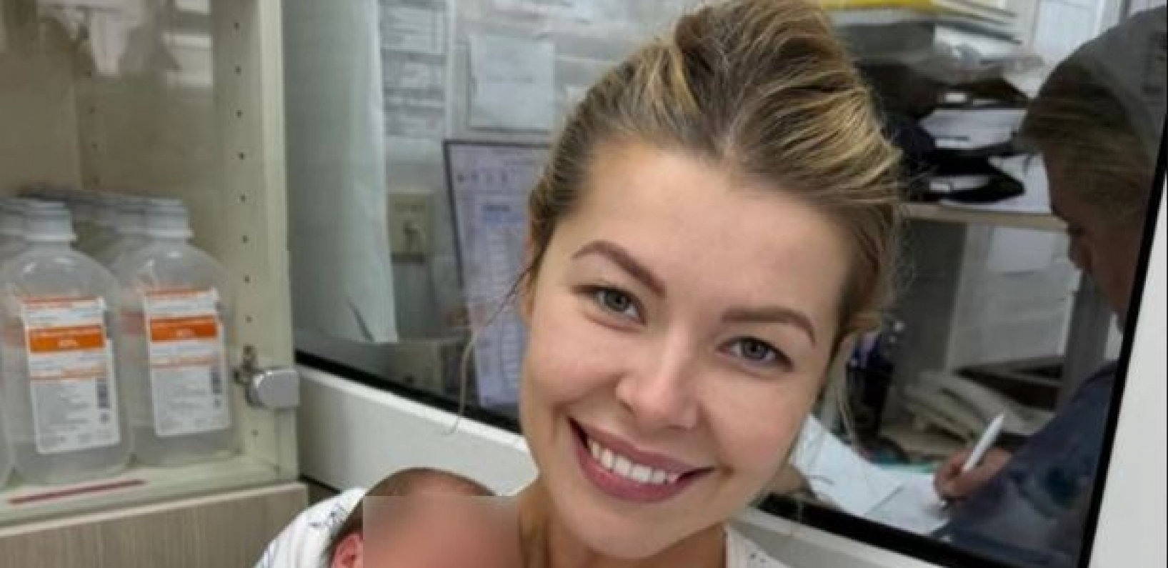 OGLASILA SE PEVAČICA (40) NAKON POROĐAJA Objavila sliku iz porodilišta, u rukama čvrsto drži ćerku: "Naša pobednica"