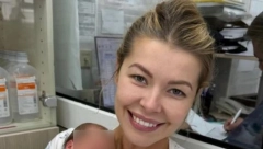 OGLASILA SE PEVAČICA (40) NAKON POROĐAJA Objavila sliku iz porodilišta, u rukama čvrsto drži ćerku: "Naša pobednica"