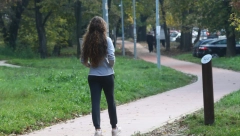 DEVOJKA U BEOGRADU LEŽI NA ZEMLJI, KRV LIJE IZ UVA... Užasna scena na Košutnjaku