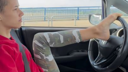 DEVOJKA SA KRILIMA VOZI NOGAMA Nedavno položila vožački ispit, a sada objavila prvi snimak iz automobila: "Idem do Bačke Palanke"